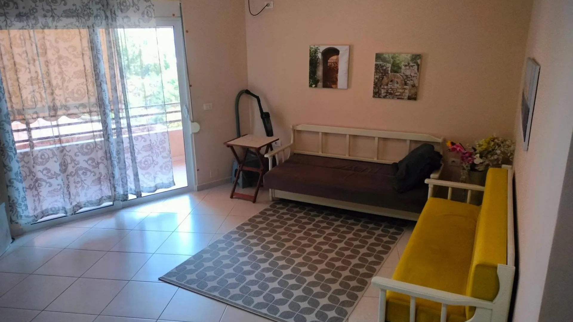 סרנדה Aurora Sunset Apartment אלבניה